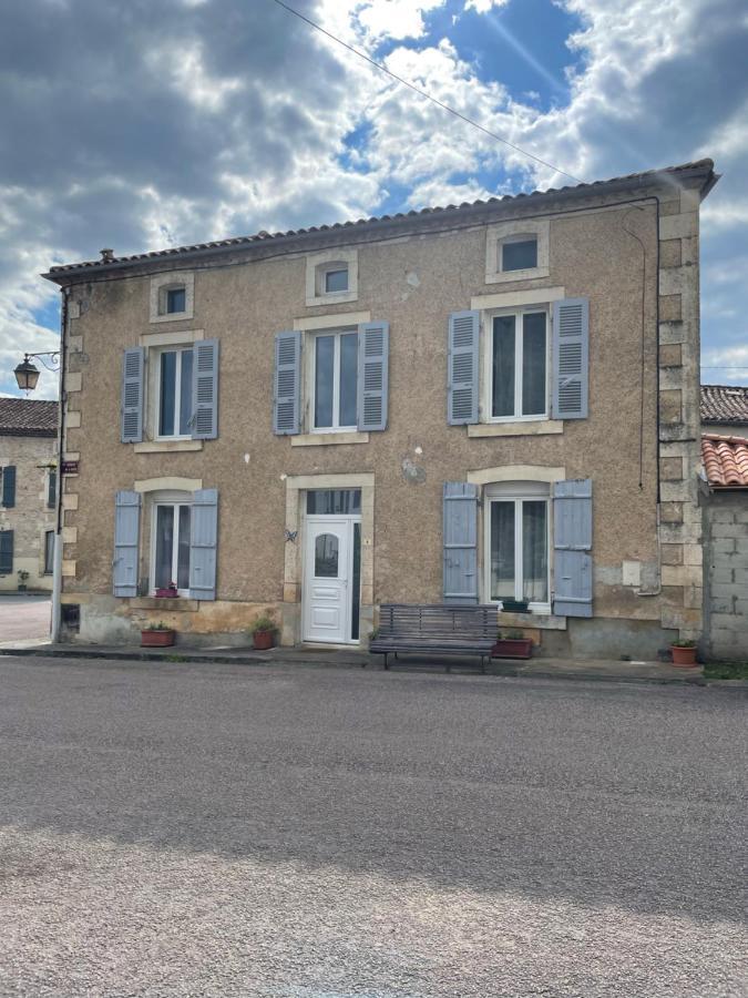 לינה וארוחת בוקר Javerlhac-et-la-Chapelle-Saint-Robert Chez Sarah - L'Escapade מראה חיצוני תמונה